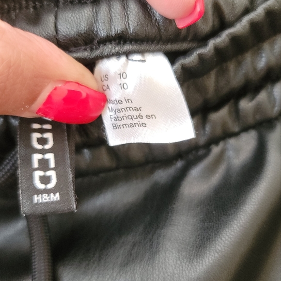 NWOT H & M Black Faux Leather Elastic Waist Cuff Joggers Pants Size M - Picture 4 of 5